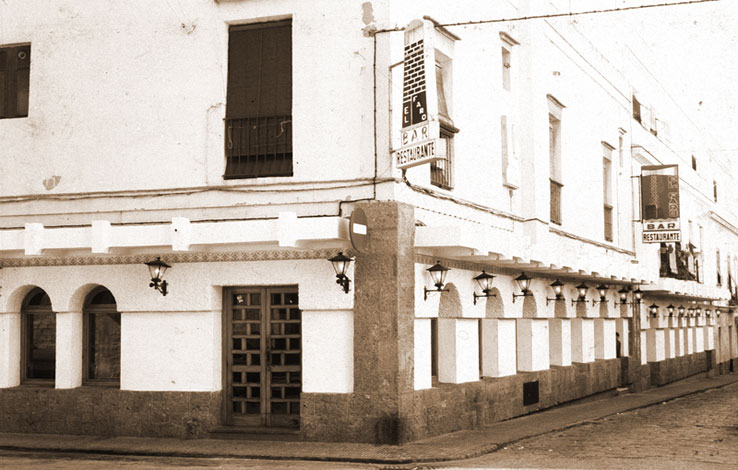 Fachada de la esquina de El Faro - Restaurante El Faro de Cádiz